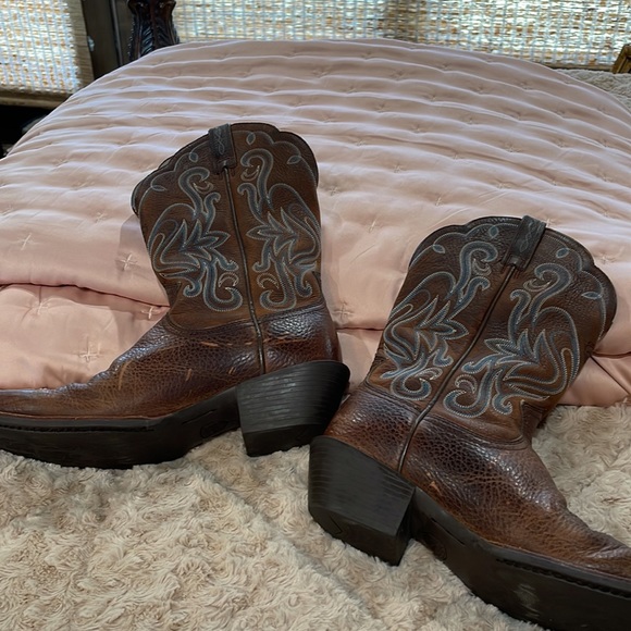Ariat cowboy boots size 8.5 - Picture 2 of 9